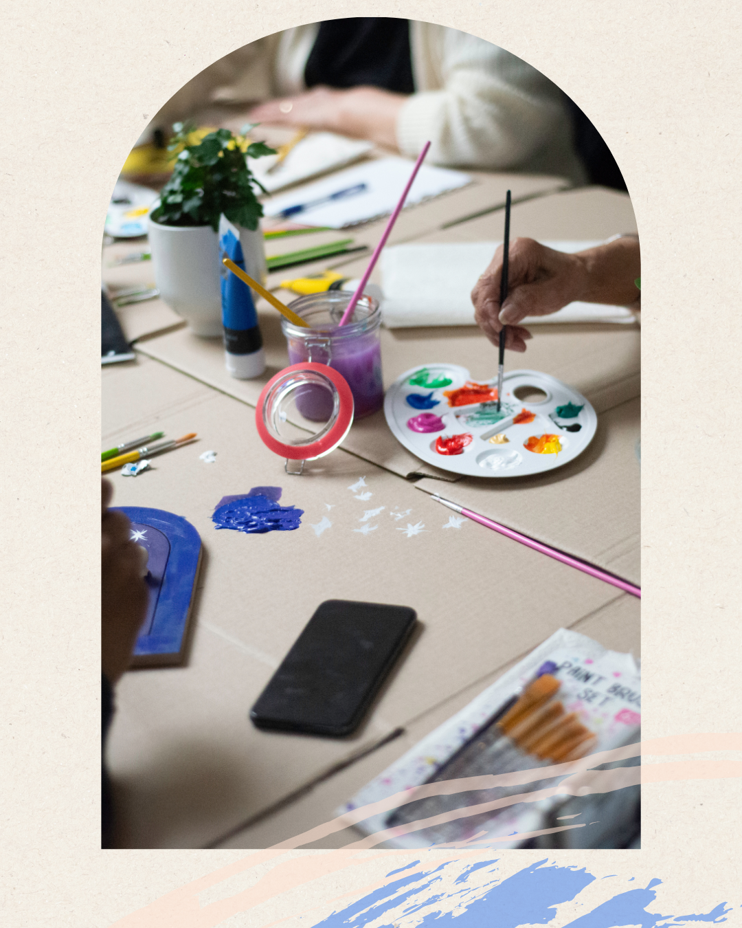 Verf, penselen en materialen klaargezet voor de workshop